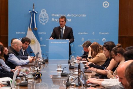 Massa lucha para evitar el colapso económico...y poder convertirse en presidente