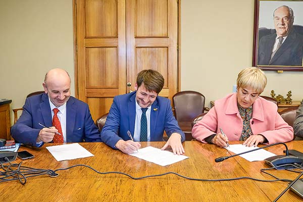 El 11 de octubre, el ministro de Energía, Diego Pardow (al centro), firmó junto a senadores un acuerdo de trabajo legislativo.