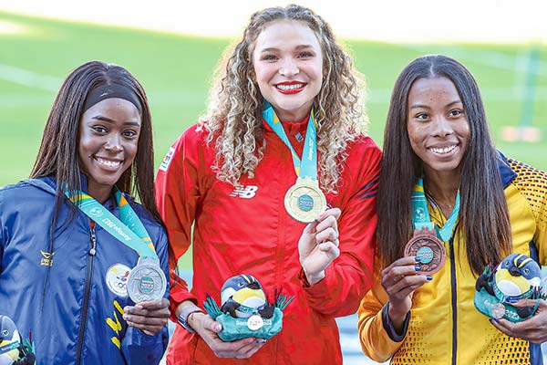 Martina Weil recibió su medalla de oro ayer, tras triunfar el día anterior en los 400 metros. Foto: Agencia Uno