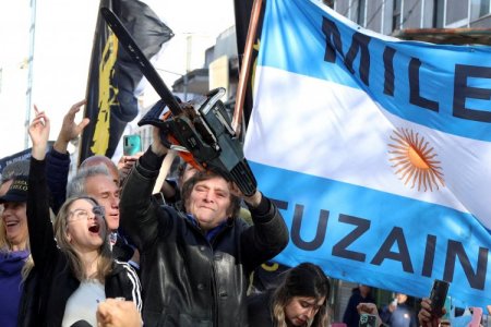 <p>Milei mantendrá la dolarización y la eliminación del Banco Central, y prevé plan de infraestructura "a la chilena"</p>