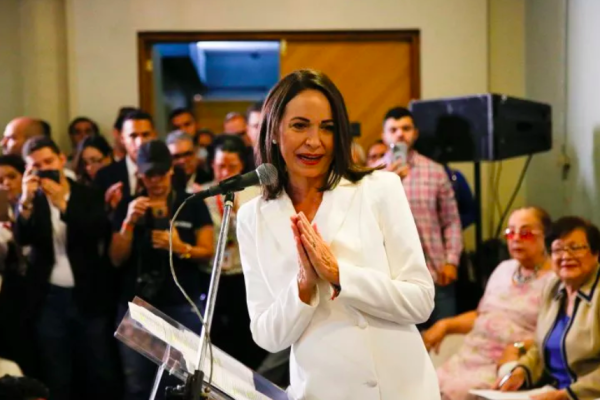 Líder de oposición venezolana promete postularse a elecciones a pesar de las maniobras de Maduro por sacarla del juego
