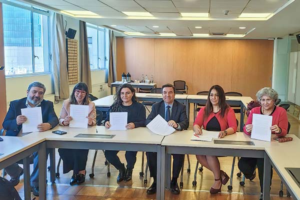 <p>Tras un mes de paro, el SII logra acuerdo con gremios para deponer movilización</p>