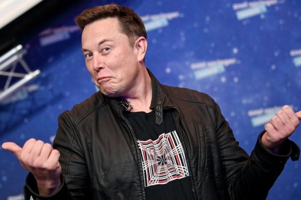 'Grok' tiene 'acceso en tiempo real' a información de X, la plataforma de redes sociales que Elon Musk compró por US$ 44 mil millones hace un año.