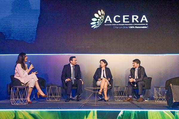 El ministro de Energía, Diego Pardow (primero de derecha a izquierda), participó ayer en el Encuentro Anual de Acera.