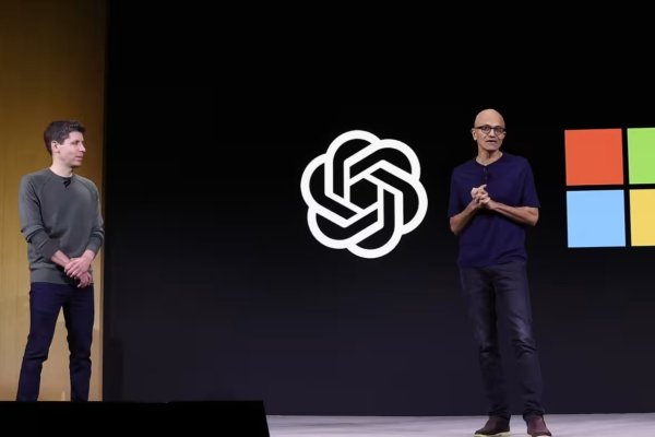 <p>Sam Altman (izquierda) y Satya Nadella, director ejecutivo de Microsoft, en el escenario de un evento de OpenAI.</p>