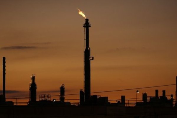 <p>Brent cae bajo los US$ 80, en medio de atención sobre la demanda</p>