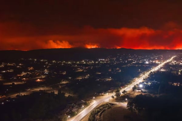 Las llamas rodean la ciudad de Tenterfield, Australia, en octubre. En el norte del país se han declarado incendios de intensidad superior a la media.