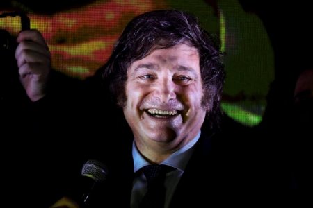 <p>Encuestas dan leve ventaja a Milei sobre Massa, lo que anticipa una reñida disputa para el balotaje</p>