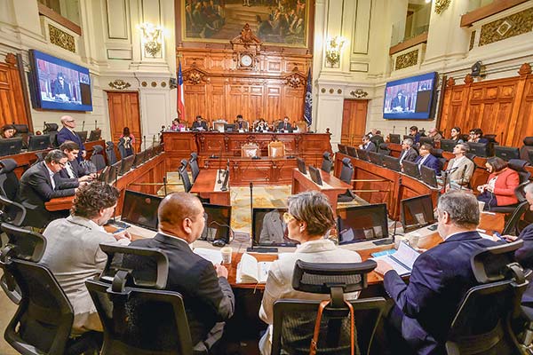 En el Senado contrastaron posiciones las principales autoridades de salud con expertos de la Comisión Técnica que elaboró el informe para la ley corta de isapres.  