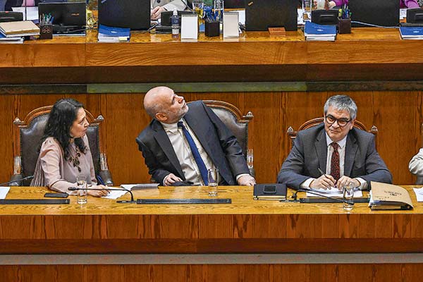 Los ministros Marcel y Elizalde, junto a la subsecretaria Lobos, en una nueva sesión donde se le impidió el ingreso a la directora de Dipres a la Sala de la Cámara. Foto: Agencia Uno