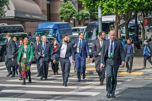 Boric camina por las calles de San Francisco, donde participará en la Apec. Foto: Presidencia