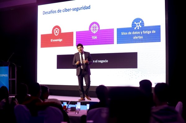 El senior manager de Ingeniería de Sophos para Latinoamérica, Juan Alejandro Aguirre, durante la conferencia.