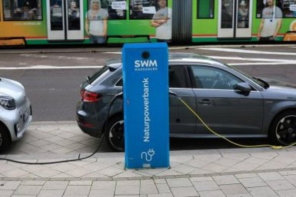 Un estudio demostró que la venta de vehículos eléctricos es "la única métrica en camino correcto" para hacer frente al cambio climático. (Foto: Bloomberg)