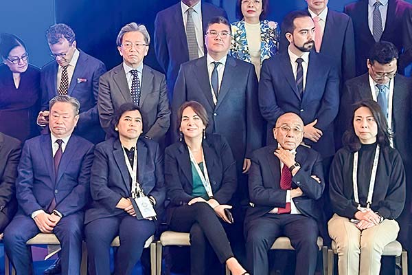 Mónica Retamal, en el centro de la imagen, con los representantes de ABAC en Estados Unidos.