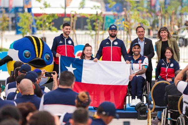 El Presidente Gabriel Boric entrega la bandera nacional a deportistas del Team Para Chile. Fuente: archivo oficial Juegos Panamericanos y Parapanamericanos Santiago 2023