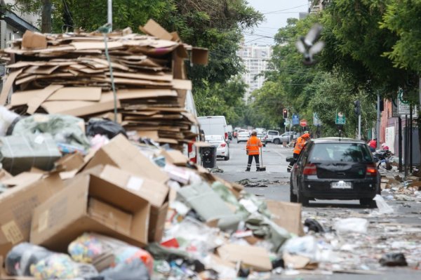 Acumulación de Basura por la Paralización de funciones de los trabajadores de Aseo de la Comuna de Santiago.