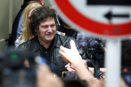 <p>De la TV al umbral de la Casa Rosada en tres años: Milei, el "error" ultraliberal argentino</p>