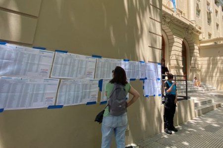 <p>Cierran las mesas en Argentina y comienza el proceso de conteo manual de los votos: cómo se vive la elección</p>
