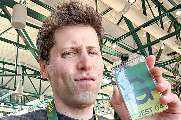 El cofundador de OpenAI, Sam Altman, en las oficinas de OpenAI con una credencial de invitado.