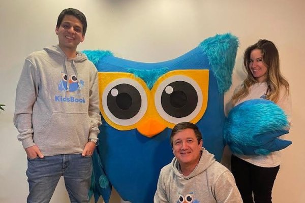 Rodrigo Marambio (de pie), Sabrina Orellana y Miguel Orellana, fundadores de KidsBook.