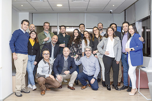 Los equipos de ambas empresas, durante el evento, celebrando el acuerdo.