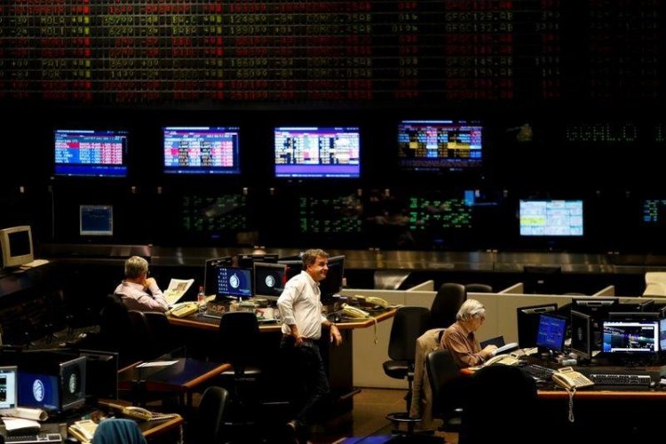 El día D en los mercados argentinos: dólar blue se dispara más de 13% y la bolsa local subió casi 23% tras el feriado