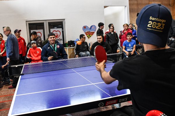 El Instituto Teletón de Santiago recibe la visita de los medallistas Lucas Nervi (lanzamiento de disco), Yasmani Acosta (luchador), Claudia Gallardo (taekwondo) y Danilo Salgado (balonmano). Foto: AgenciaUno