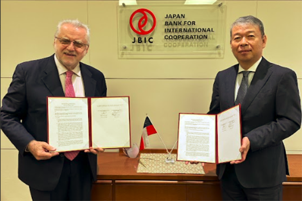 Máximo Pacheco, presidente del directorio de Codelco, junto a Amakawa Kozuhiko, vicegobernador del directorio de JBIC.