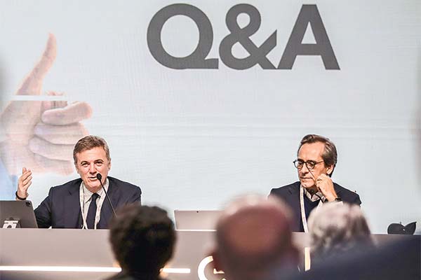 El nuevo CEO de Enel, Flavio Cattaneo (izquierda), en su primer Capital Markets Day, instancia en que la compañía anuncia su plan estratégico para los próximos tres años.