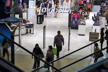 <p>Una tercera clasificadora de riesgo rebaja la nota de Falabella por "deterioro estructural en su posición financiera"</p>