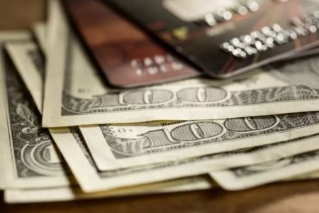 <p>Argentina aumenta impuestos para acceso a dólares para ahorro y compras con tarjetas bancarias</p>