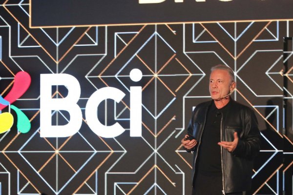 ¿Qué hacía Bruce Dickinson, vocalista de Iron Maiden, en un seminario privado de BCI?