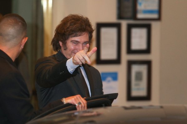 Milei hará un viaje relámpago a Estados Unidos y llevará a su ministro de Economía a presentar su plan por las Leliqs