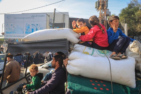 Una familia palestina desplazada se traslada al este de Khan Younis, en el sur de Gaza, el jueves 23 de noviembre.