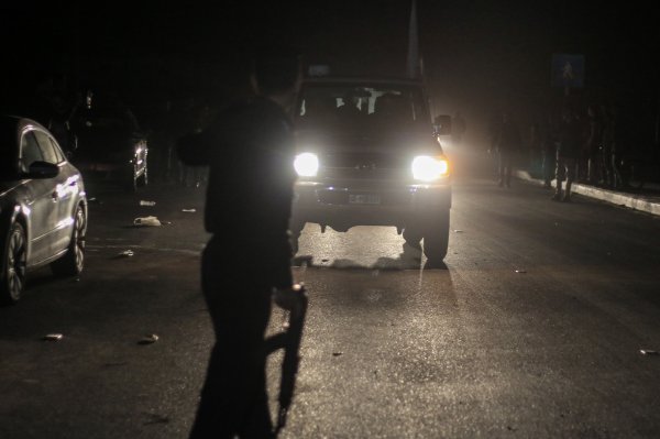 Un convoy de la Cruz Roja transporta rehenes israelíes y extranjeros hacia Egipto en el cruce fronterizo de Rafah, Gaza. (Foto: Bloomberg)