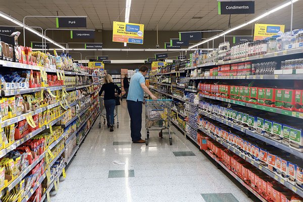 <p>De la mano de la menor inflación, el gasto de los chilenos vuelve a cifras positivas después de más de un año</p>