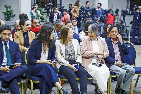 Las subsecretarias Petersen y Petersen, que participaron de la promulgación de la modernización del sistema ChileCompra, junto a la ministra del Trabajo, Jeannette Jara, ayer en La Moneda.