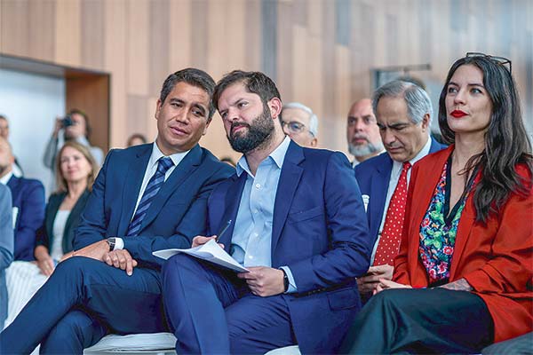 El líder de la CNC, José Pakomio, dialoga con el Presidente Boric. Lo acompaña la ministra Vallejo. Foto: Presidencia