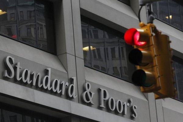 S&P advierte principales riesgos para bancos chilenos en 2024: estancamiento político y débil actividad económica