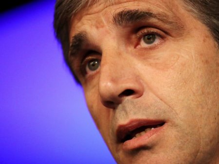 <p>Milei confirma a Caputo en Economía: ¿quién es el encargado de detener la tormenta financiera en Argentina?</p>