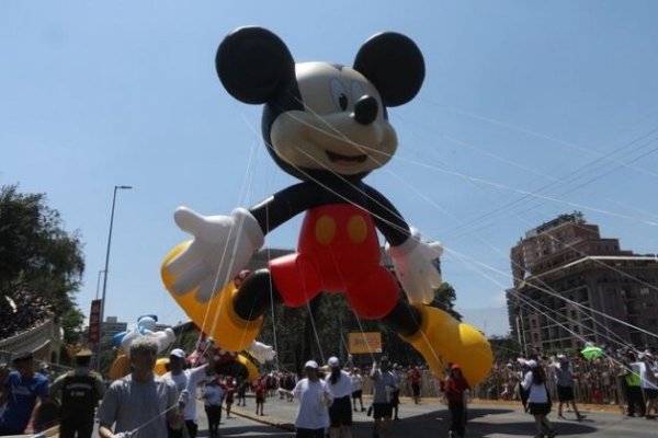 Las imágenes que dejó el Paris Parade en Santiago