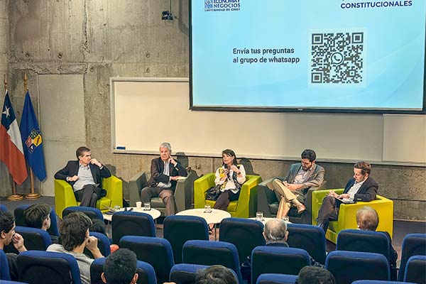 La FEN organizó su primer conversatorio constitucional. moderado por el decano José de Gregorio.