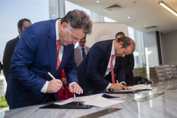 César Norton, presidente y CEO de HIF Global, y Julio Friedmann, gerente general de ENAP.