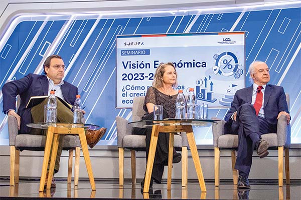 Andrea Tokman junto a Hernán Cheyre y Óscar Hasbún en el encuentro organizado por Sofofa y UDD.