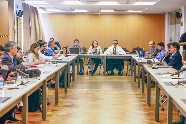 Marcel y el director del SII, Hernán Frigolett, expusieron en una nueva cita con partidos políticos. Foto: Ministerio de Hacienda