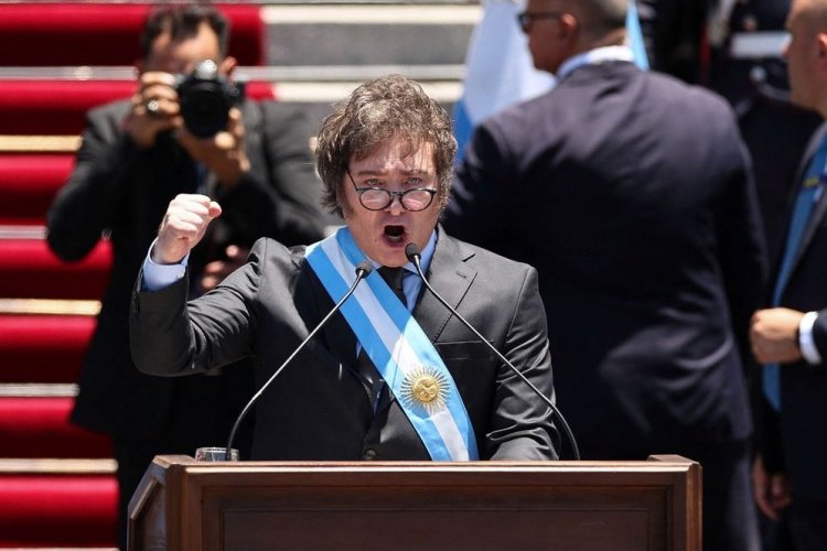 <p>Milei asume la presidencia de Argentina con propuesta de ajuste fiscal de 5% del PIB y costos que asumirá el Estado y "no el sector privado"</p>