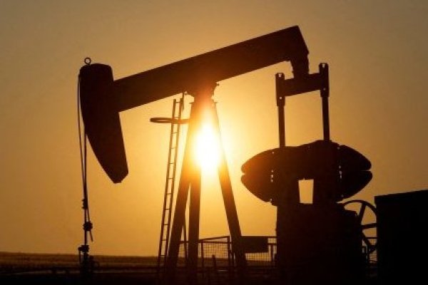 Petróleo: Barril se hunde más de 4% a un mínimo en seis meses tras datos del IPC en EEUU