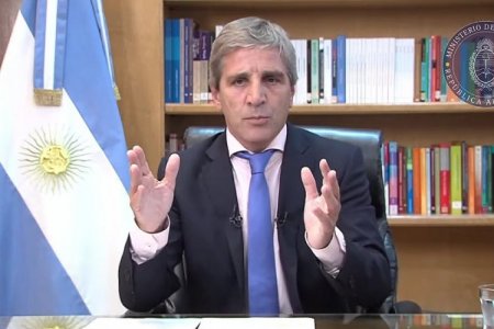 <p>Caputo anuncia medidas económicas: el tipo de cambio oficial pasará a 800 pesos, se reducen ministerios y se pone fin a las licitaciones públicas nuevas</p>