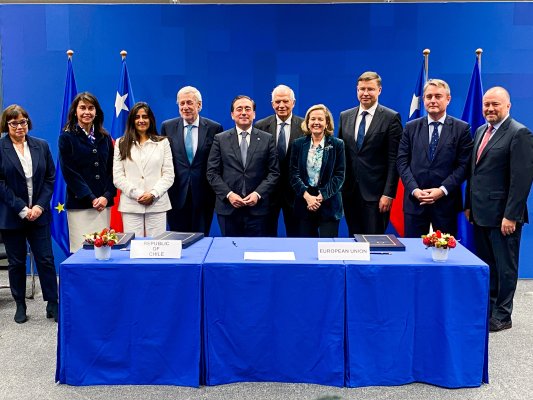 Altas autoridades de la cancillería chilena y de la UE participaron de la firma del nuevo acuerdo.