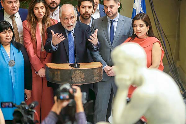 Las detenciones de Andrade y Contreras sorprendieron al ministro Montes camino a Valparaíso. Foto: Agencia Uno